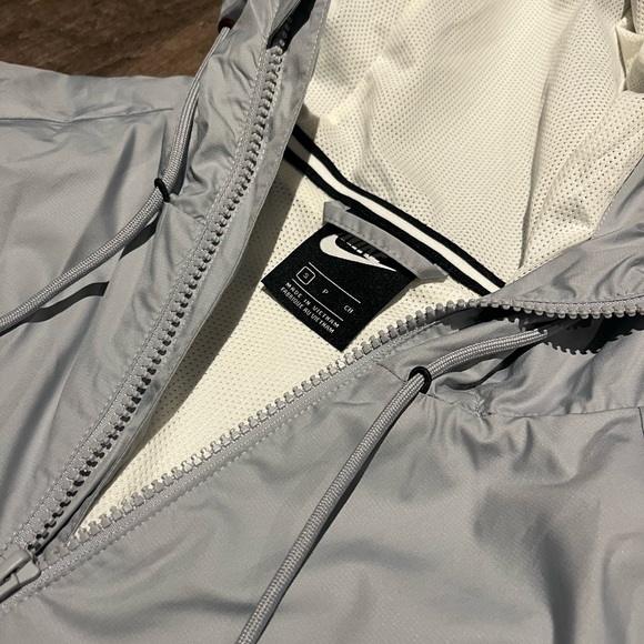 Women’s Nike windbreaker - Picture 2 of 3